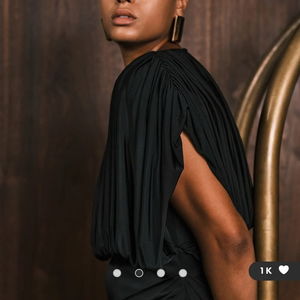 ASOS DESIGN Curve structured shoulders maxi dress with exposed corset in black - Picture 2 of 4